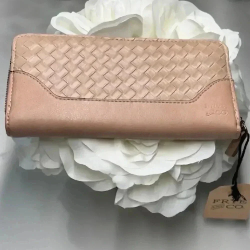 Frye & Co NWT Warm Taupe Zip Around Wallet